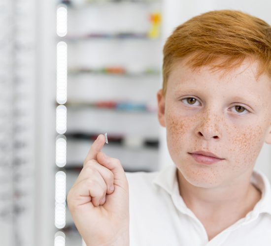 retrato-nino-pecas-lentes-contacto-clinica-optica